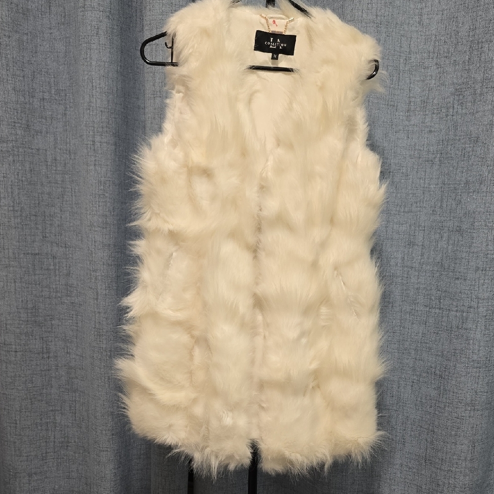 LA‎ Coalition White Faux Fur Vest Size Medium
